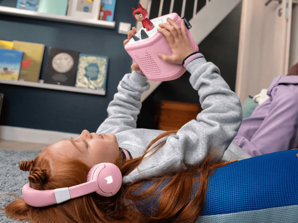 Bluetooth-Cloud-Pink-Headphones-10003277-TB2LifestyleImage.png