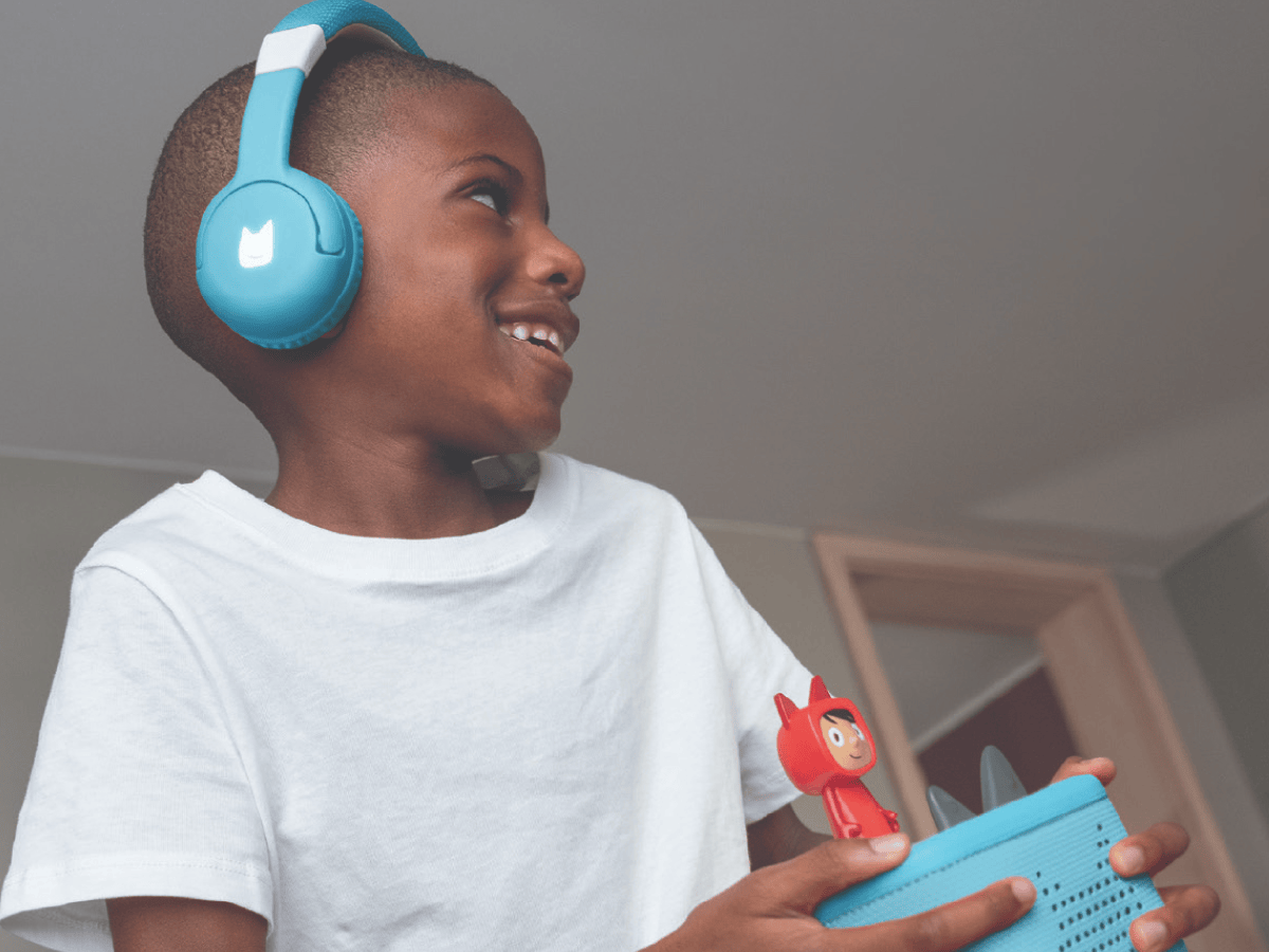 Bluetooth-Sky-Blue-Headphones-10003275-TB2LifestyleImage.png