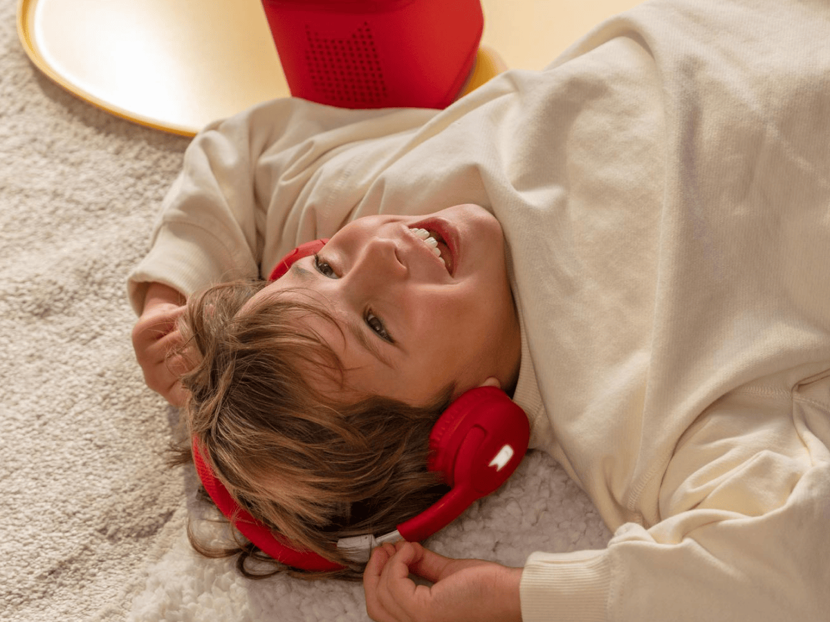 Bluetooth-Sunset-Red-Headphones-10003274-TB2LifestyleImage.png