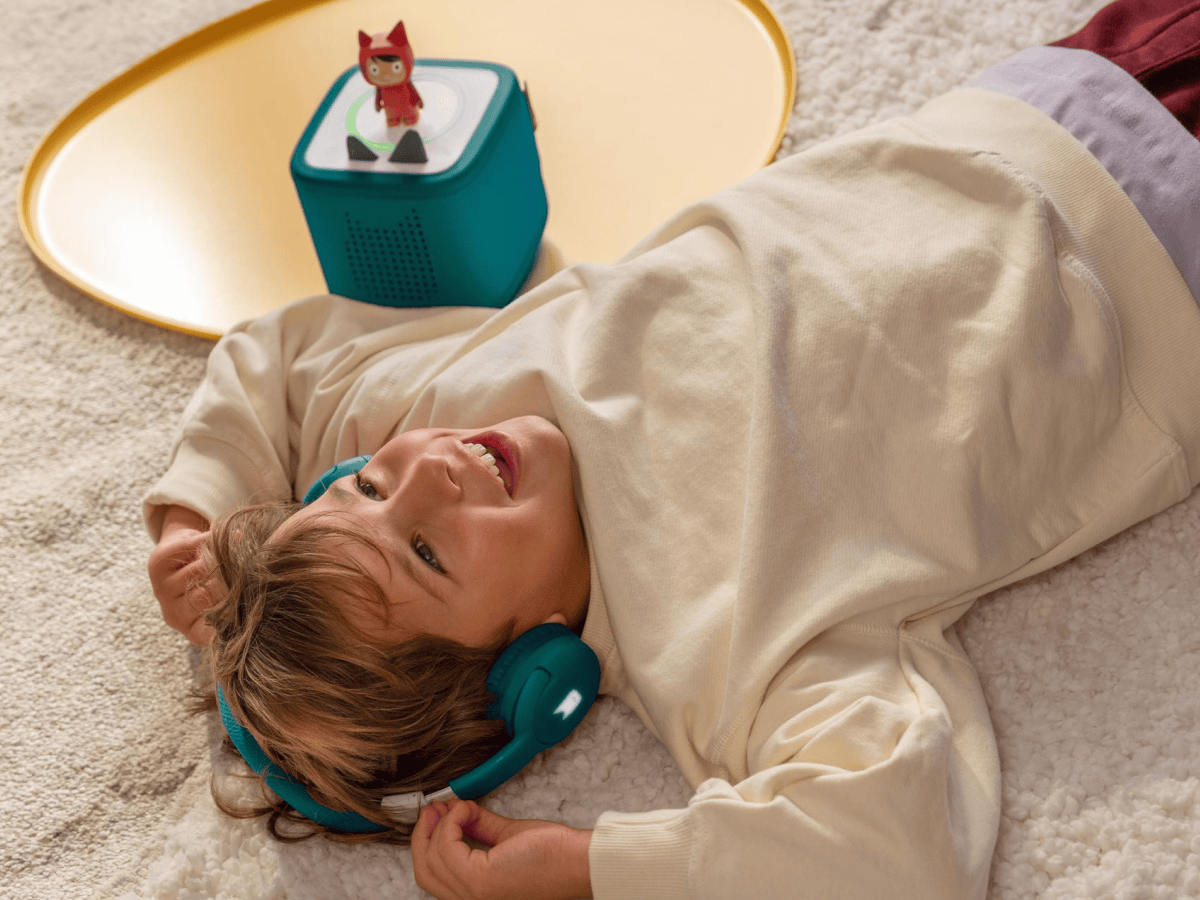 Bluetooth-Tropical-Teal-Headphones-10003276-TB2LifestyleImage.png