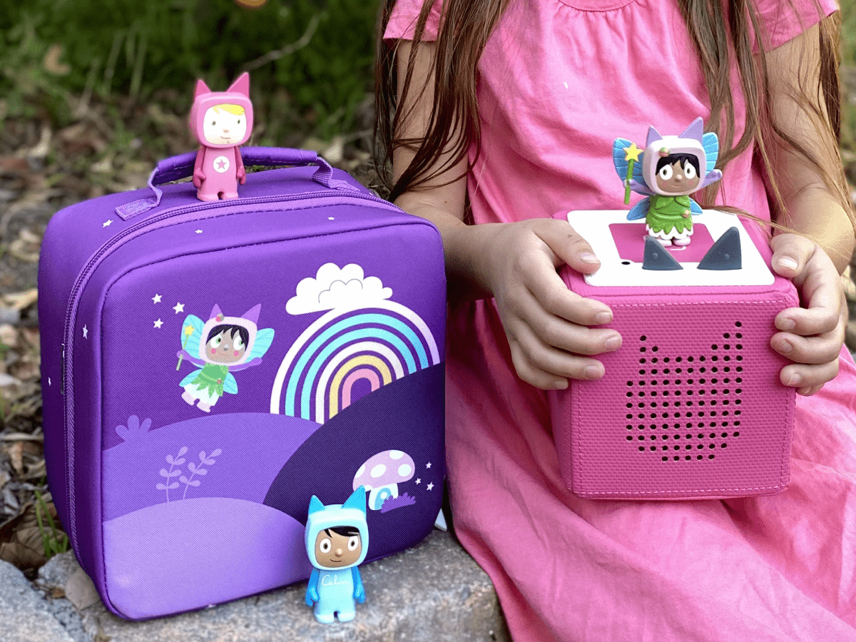 Over-the-Rainbow-Carrying-Case-Max-10002420-TB2LifestyleImage.png