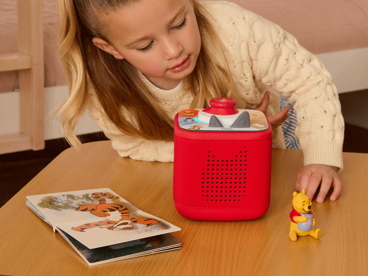Winnie-the-Pooh-Play-Set-Sunset-Red-11003012-TB2LifestyleImage.png